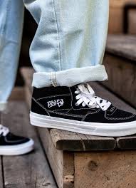 VANS HALF CAB BLACK AND WHITE